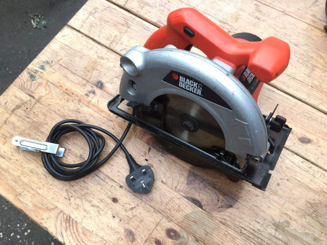 Decker circular power saw 1150w 