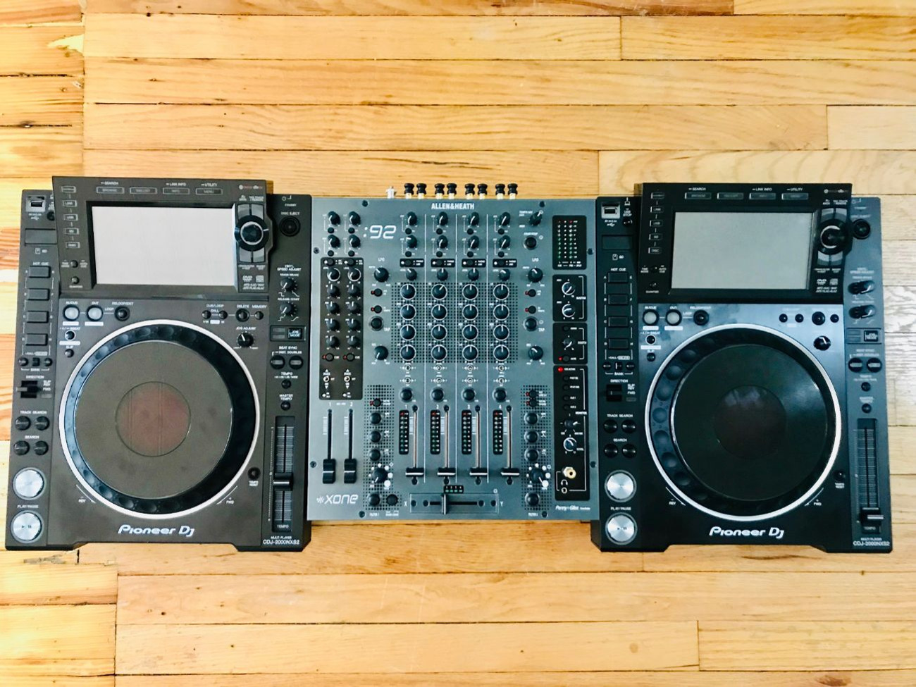 Pioneer CDJ 2000 NXS2 (x2) & Xone:92 Mixer