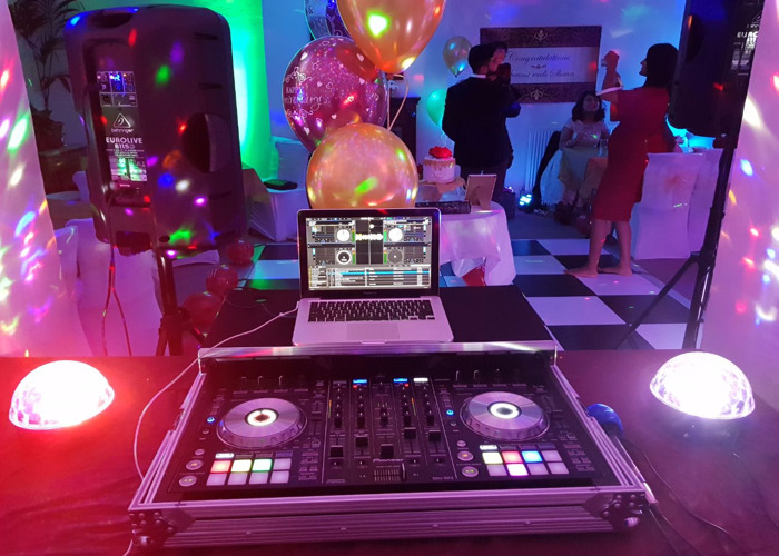 dj decks and speakers